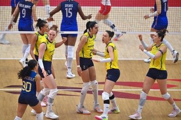 O Brasil teve dificuldades no primeiro e no segundo set, mas se impôs no terceiro e despachou a França do Mundial -  (crédito:  Amaury Paul/AFP)