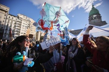 Manifestantes celebram a rejeição ao veto, do lado de fora do prédio do Congresso Nacional, em Buenos Aires: revés político para a Casa Rosada 