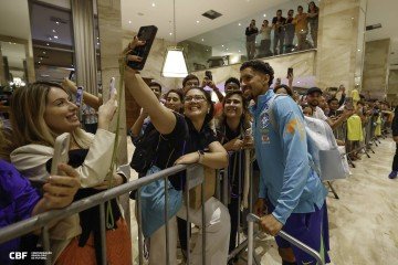 Seleção Brasileira chega ao Rio de Janeiro e é recebida por fãs 
