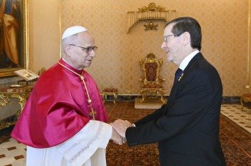 Papa Leão XIV durante uma audiência privada com o presidente de Israel, Isaac Herzog, no Vaticano -  (crédito:  AFP)