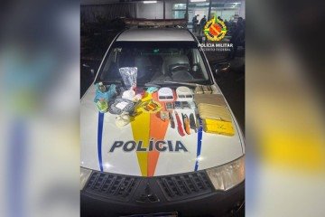 Os policiais encontraram verdadeiras 'malas de viagem' do casal: bolsas recheadas de cocaína, crack e dinheiro vivo -  (crédito: Divulgação/PMDF)