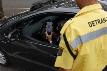 Motoristas devem portar a versão digital ou a impressa do documento -  (crédito:  Reprodução: Detran/DF)
