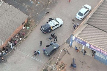 Helicóptero Fênix 02 sobrevoou área em Sobradinho para capturar suspeito de violência doméstica. Na imagem, viaturas da PM em solo  -  (crédito: Divulgação/PMDF)