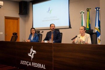 Secretária da Mulher, Giselle Ferreira, juiz federal Márcio Barbosa Maia e vice-governadora, Celina Leão em bancada na sede da Justiça Federal -  (crédito: George Gianni/VGDF)
