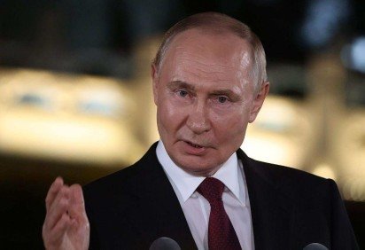 Em entrevista coletiva ao lado do premiê indiano Narendra Modi durante sua visita ao país nesta sexta-feira, Putin disse que Moscou é um fornecedor confiável de petróleo e gás -  (crédito: AFP via Getty Images)