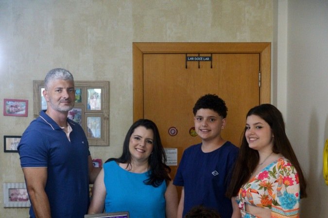 Na casa da família Paniago, o tema telas e redes sociais é tratado com diálogo entre os pais Erick e Roberta e os filhos, Luiza, Maurício e Henrique