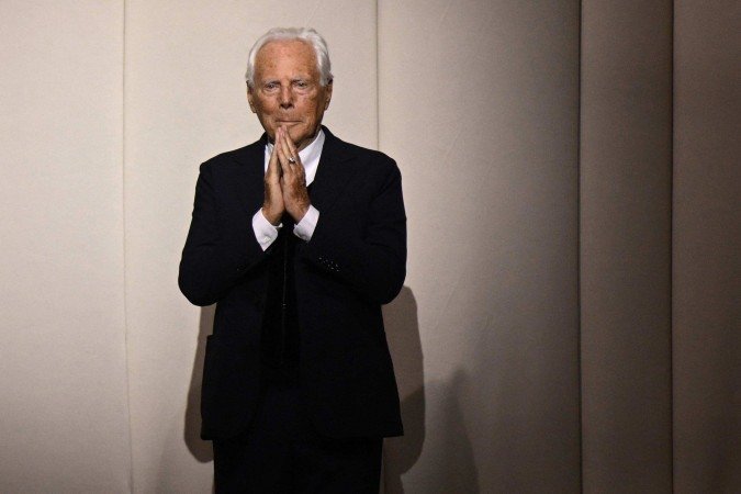 O estilista italiano Giorgio Armani reconhece o público no final do desfile da Giorgio Armani Prive, como parte da Semana de Moda Feminina de Alta Costura Outono/Inverno 2023/2024, em Paris, em 4 de julho de 2023 - (crédito: Bertrand GUAY/AFP) O estilista italiano Giorgio Armani reconhece o público no final do desfile da Giorgio Armani Prive, como parte da Semana de Moda Feminina de Alta Costura Outono/Inverno 2023/2024, em Paris, em 4 de julho de 2023 - (crédito: Bertrand GUAY/AFP)