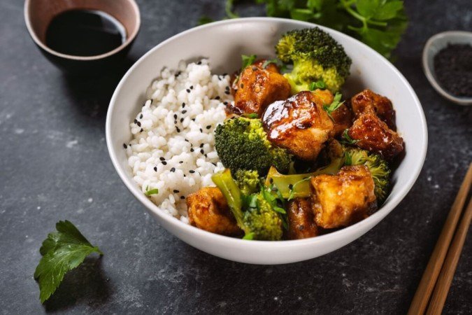 Tofu grelhado com brócolis ao molho asiático (Imagem: Kattecat | Shutterstock) - (crédito: EdiCase) Tofu grelhado com brócolis ao molho asiático (Imagem: Kattecat | Shutterstock) - (crédito: EdiCase)