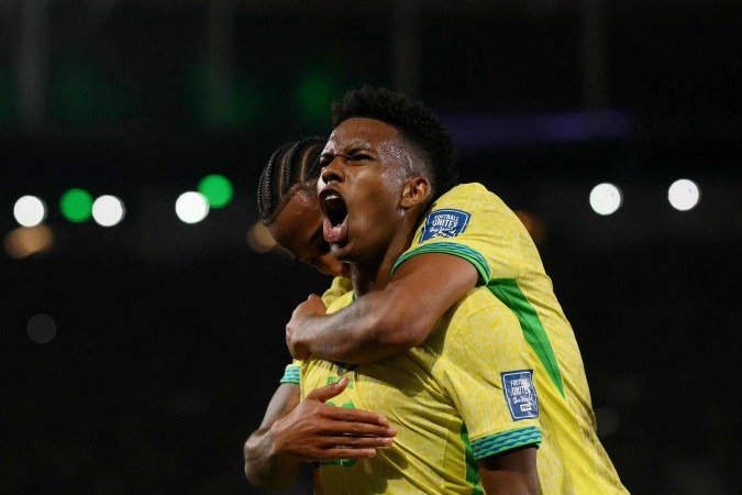 Estêvão foi abraçado pelo centroavante João Pedro, responsável por iniciar a jogada do gol que abriu o caminho para a vitória tranquila no Maracanã -  (crédito: Mauro Pimentel/AFP)