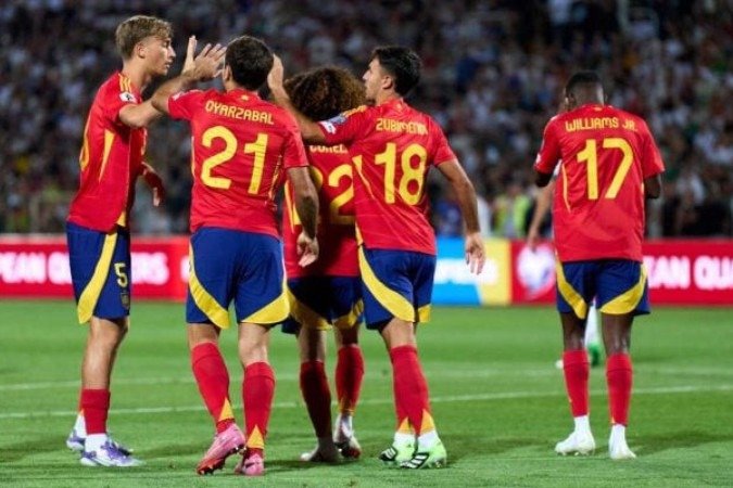 Jogadores da Espanha comemoram um dos gols marcados na vitória sobre a Bulgária - (crédito: Foto: Divulgação / SEFutbol) Jogadores da Espanha comemoram um dos gols marcados na vitória sobre a Bulgária - (crédito: Foto: Divulgação / SEFutbol)