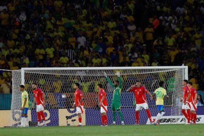 CHILE – Não é lanterna das Eliminatórias por acaso. Fraco, pouco técnico e vivendo de um ou outro lampejo. O goleiro Vigoroux e Cepeda, que ganhou algumas bolas de Douglas Santos, se salvam. NOTA 3,0. Foto: Rafael Ribeiro