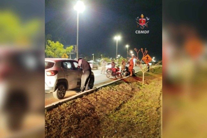Duas faixas da via foram interditadas temporariamente para o atendimento da ocorrência - (crédito: Divulgação/CBMDF) Duas faixas da via foram interditadas temporariamente para o atendimento da ocorrência - (crédito: Divulgação/CBMDF)