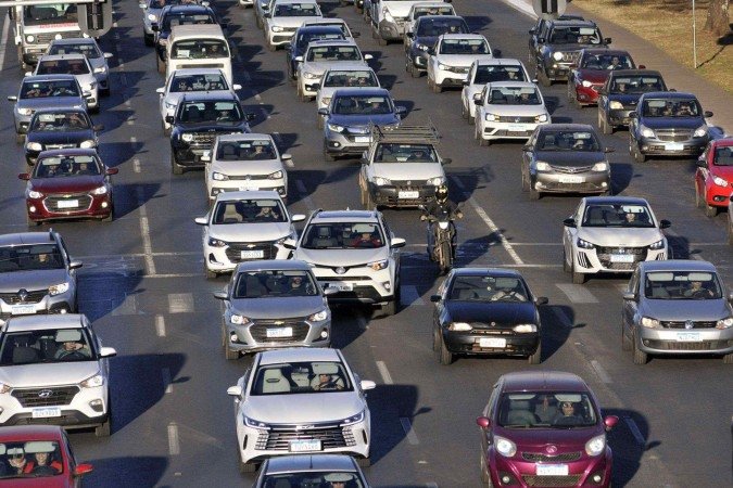 Condutores só terão acesso ao certificado de registro e licenciamento após a quitação de todos os débitos - (crédito: Minervino Júnior/CB/D.A.Press) Condutores só terão acesso ao certificado de registro e licenciamento após a quitação de todos os débitos - (crédito: Minervino Júnior/CB/D.A.Press)