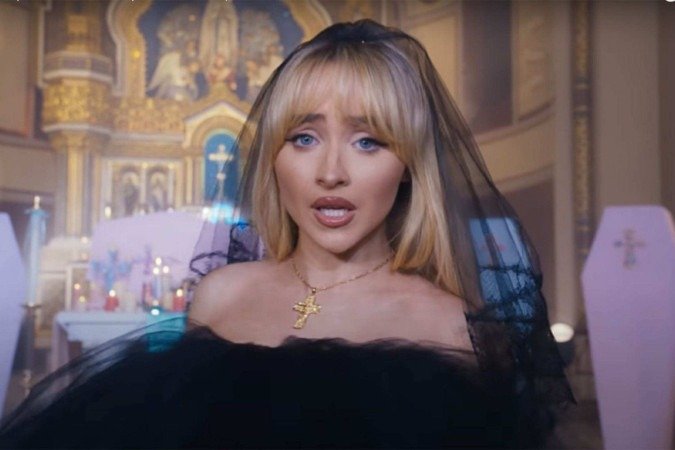 Sabrina Carpenter causa polêmica com faixas sensuais - (crédito: TMJBrazil) Sabrina Carpenter causa polêmica com faixas sensuais - (crédito: TMJBrazil)