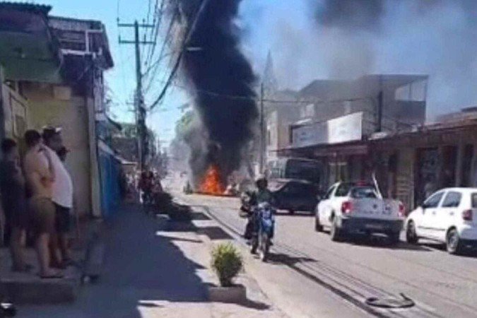 Cinegrafista é espancado por traficantes durante operação em Senador Camará - (crédito: Reprodução) Cinegrafista é espancado por traficantes durante operação em Senador Camará - (crédito: Reprodução)