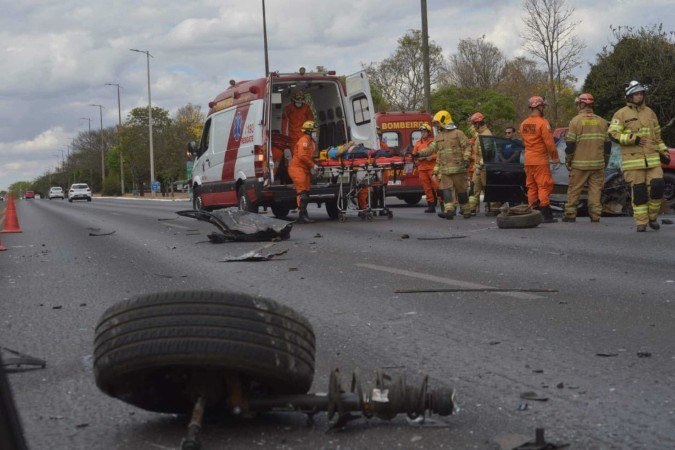 Capotamento no Eixão Sul mobiliza Corpo de Bombeiros -  (crédito: Ed Alves/CB/DA Press)