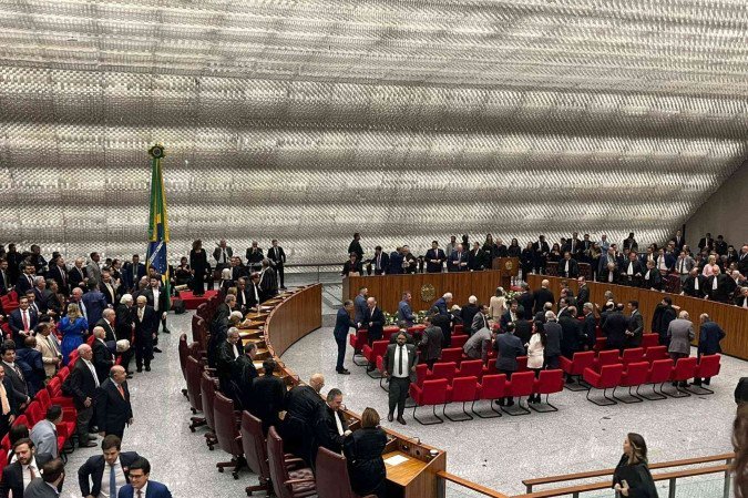 Cerimônia de posse dos ministros Marluce Caldas e Carlos Pires Brandão começou às 18h, no STJ