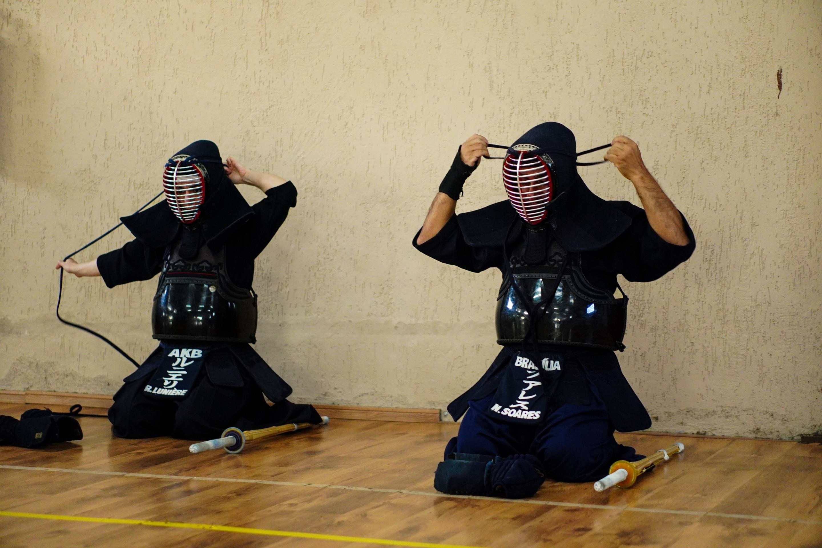 Momento da vestimenta do Kendogu, armadura composta por Men (máscara),  Kote (luvas), Do (protetor de peito) e Tare (protetor de cintura e coxas)