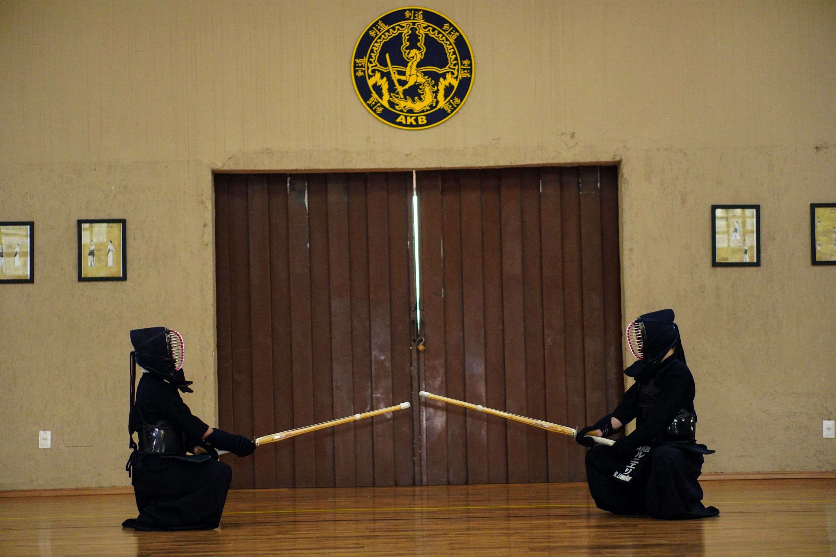 A luta de Kendo começa com os dois competidores posicionados no meio da arena