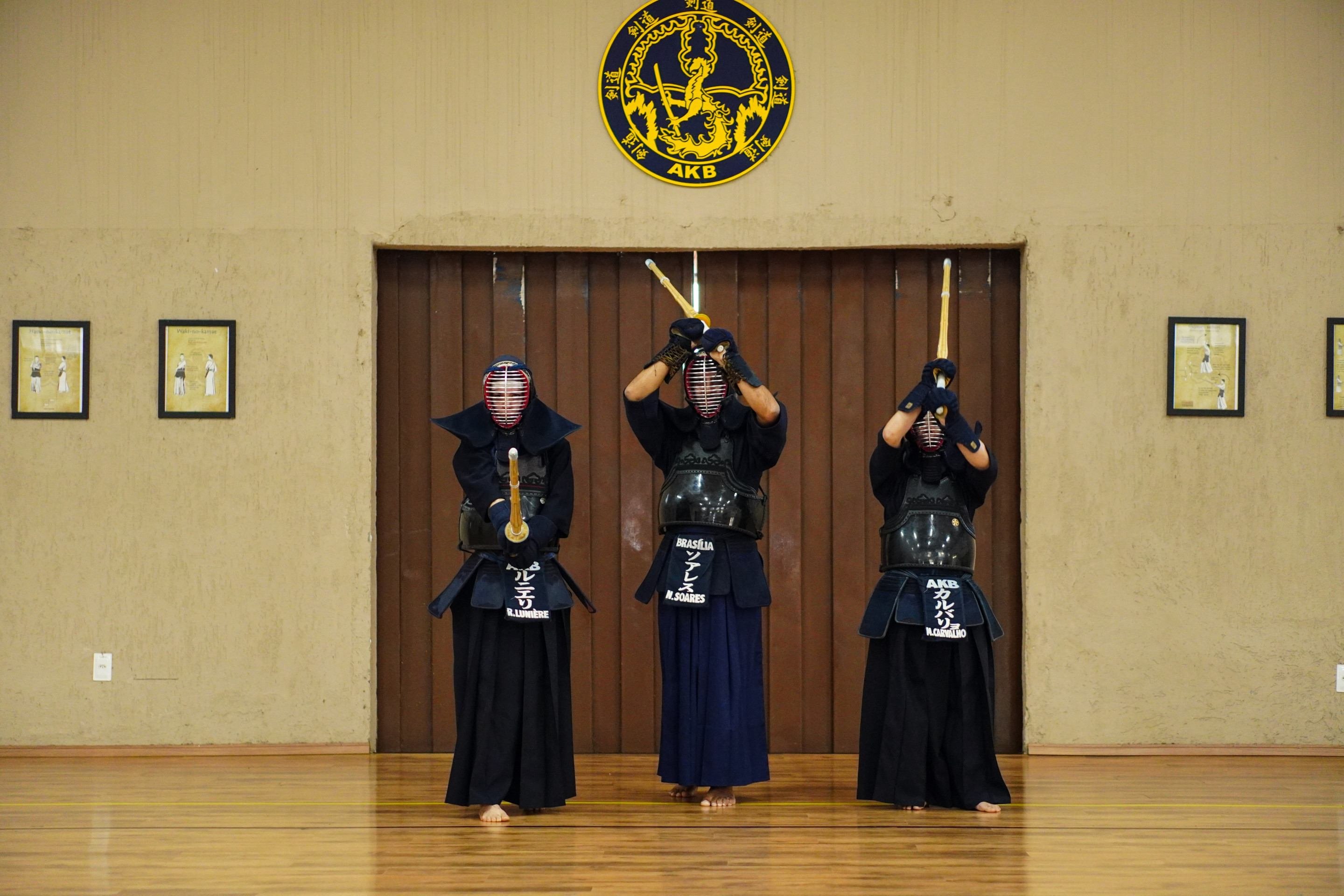 Praticantes de Kendo demonstrando as duas posturas de combate: Chudan no Kamae (Rebecca à direita) e Jodan no Kamae demonstrada por Neimar e Manuela