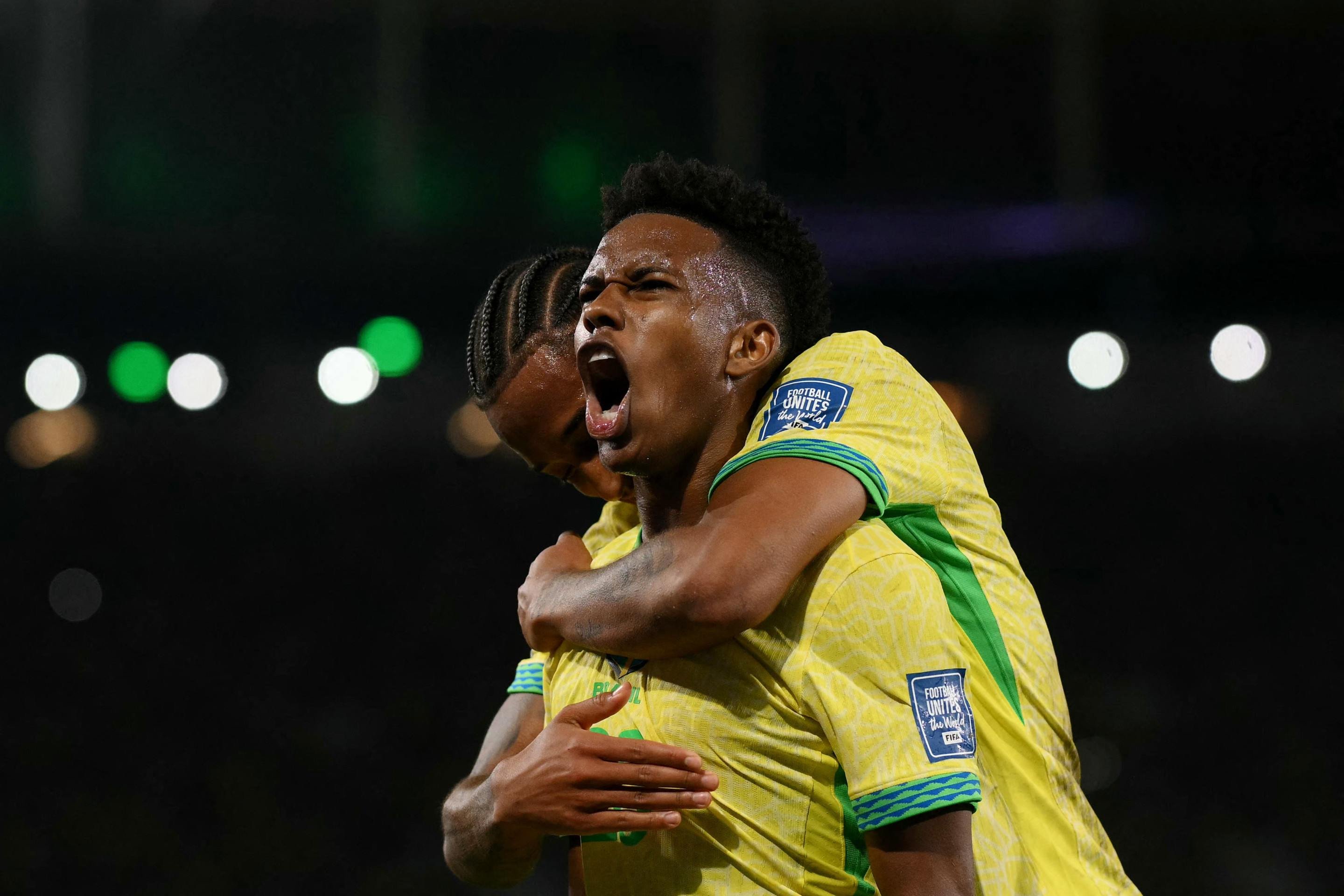 Brasil melhora com mudanças de Ancelotti e derrota o Chile