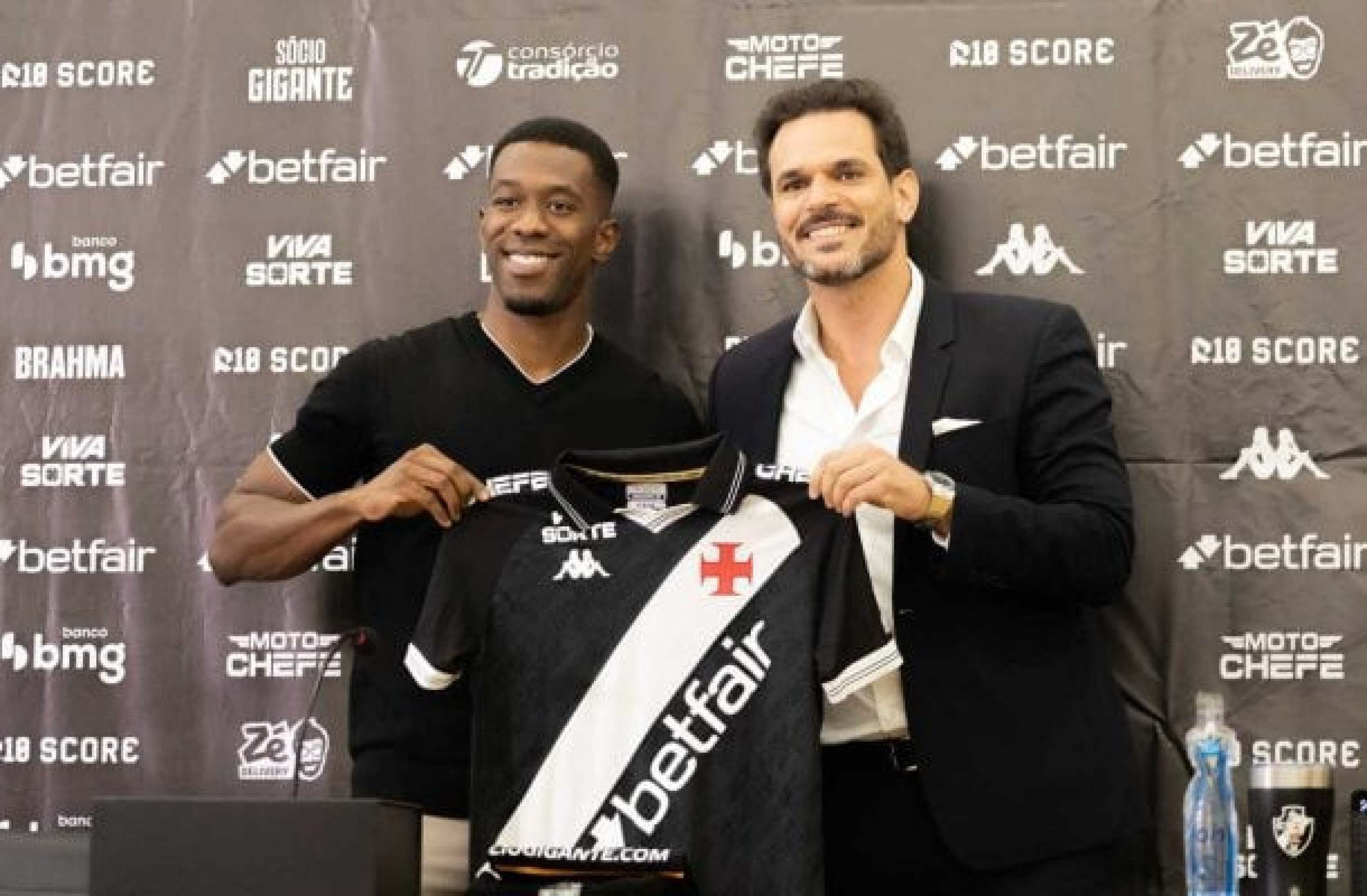 Carlos Cuesta é regularizado e pode estrear pelo Vasco