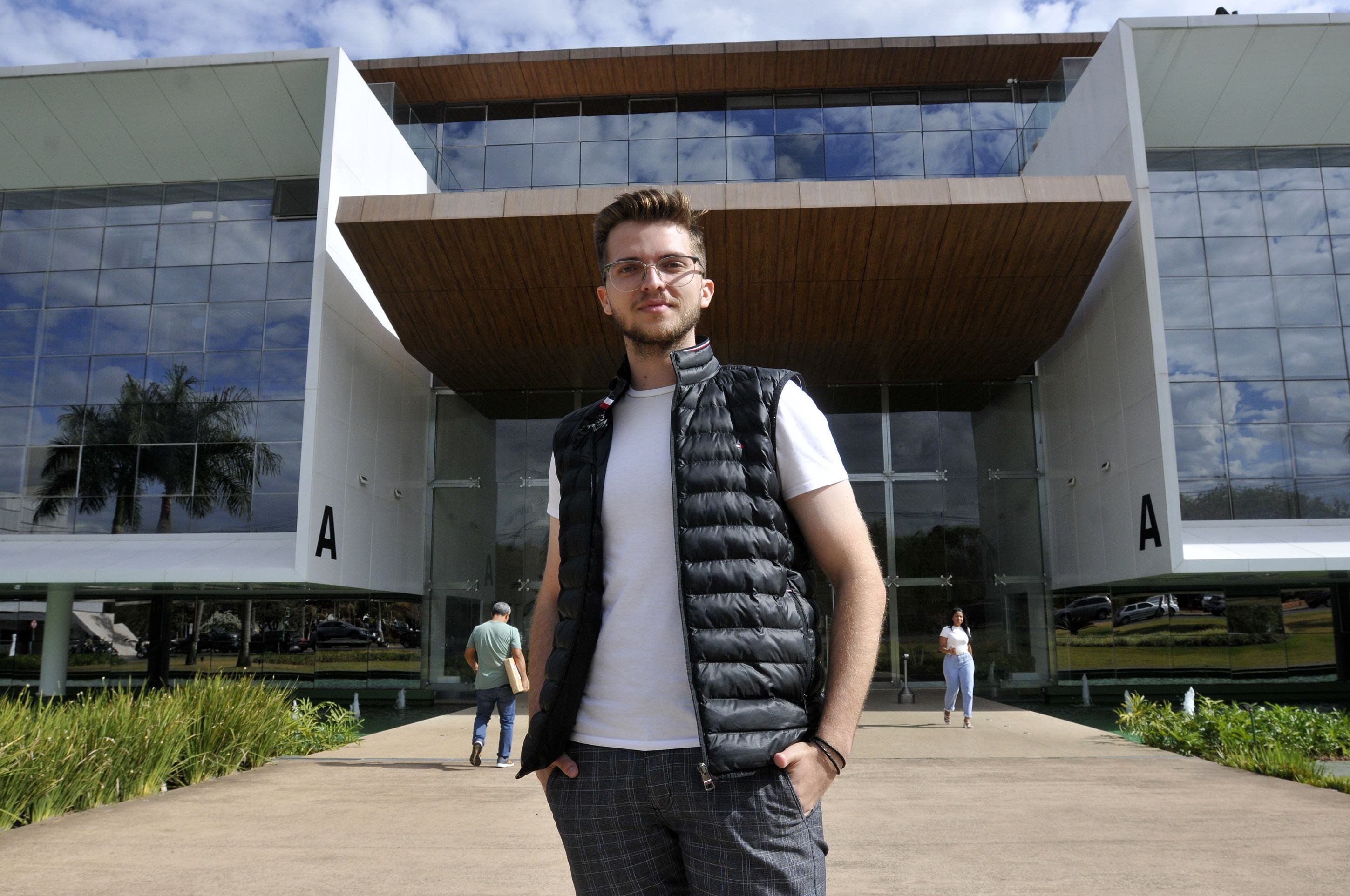 Para Nathan Mattana, estudante de administração, de 22 anos, "as possibilidades de crescimento são inúmeras" 04/09/2025. Crédito: Minervino Júnior/CB/D.A Press. Brasil. Brasilia - DF. Perfil do novo administrador Nathan Mattana estudante da IBMEC.