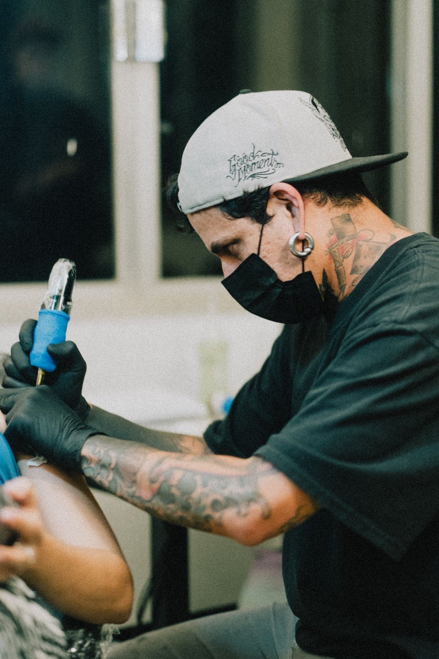 Tatuador Taiom inaugura exposição sobre o subconsciente nesta sexta (5/9)