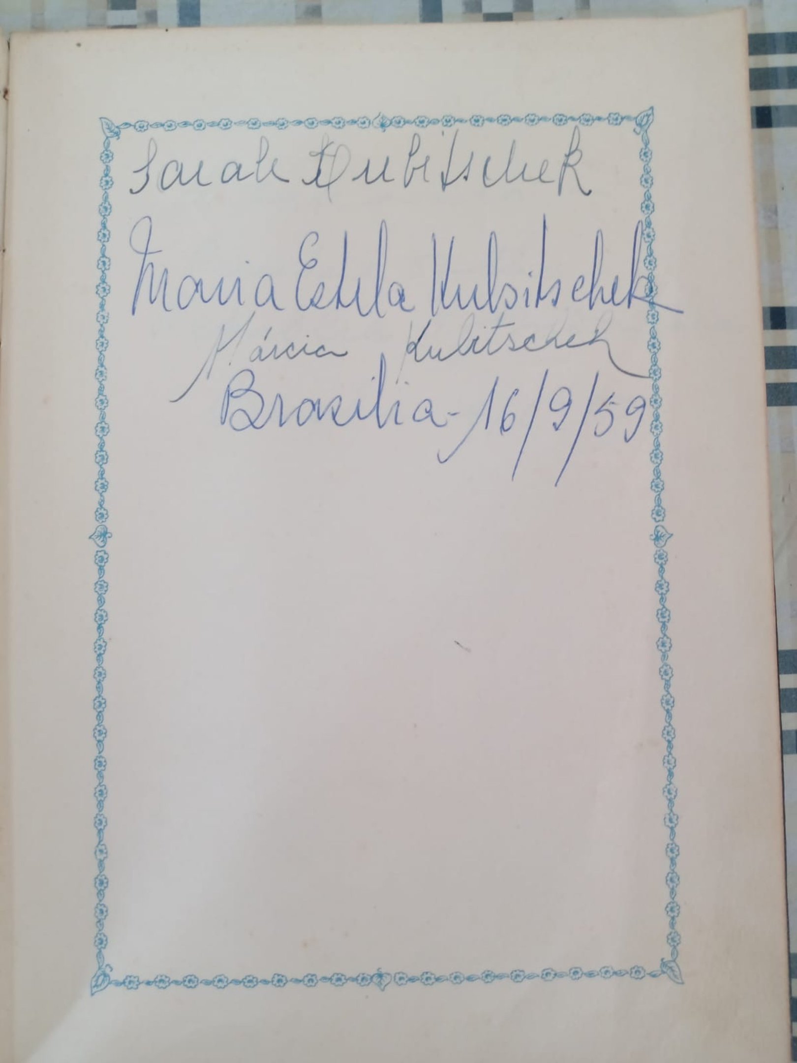 Livro de ouro assinado por Juscelino Kubitschek no acervo do Museu Histórico e Geográfico de Poços de Caldas