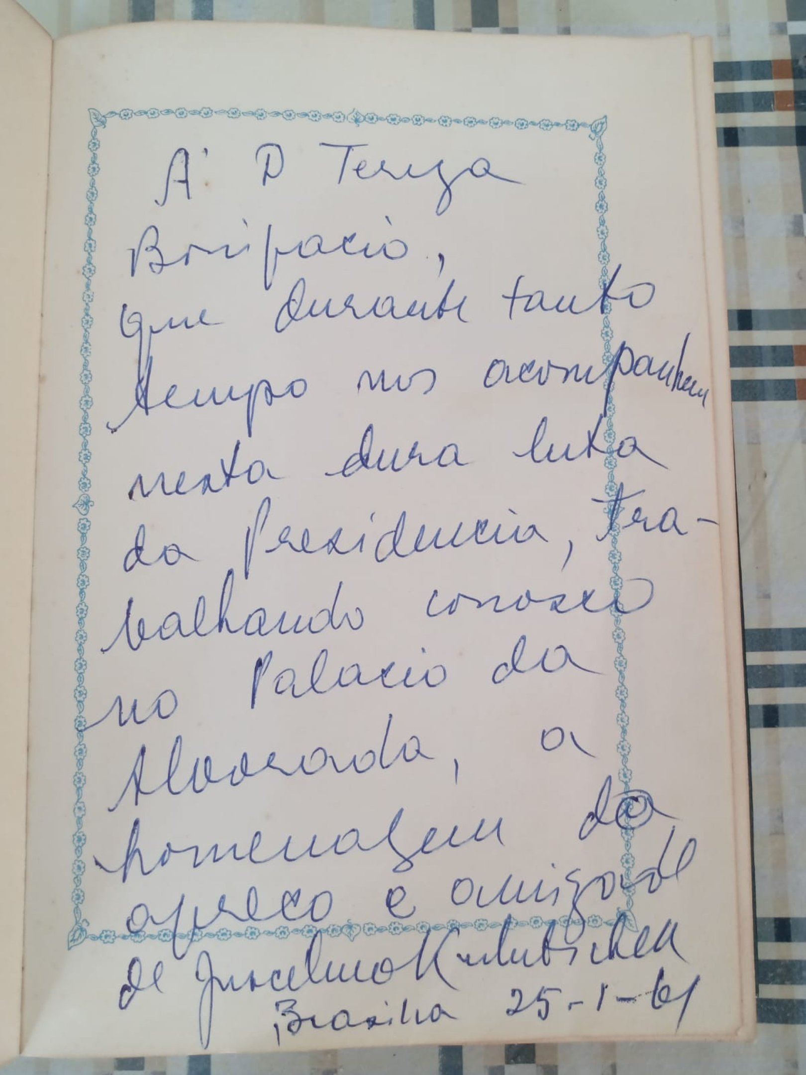 Livro de ouro assinado por Juscelino Kubitschek no acervo do Museu Histórico e Geográfico de Poços de Caldas