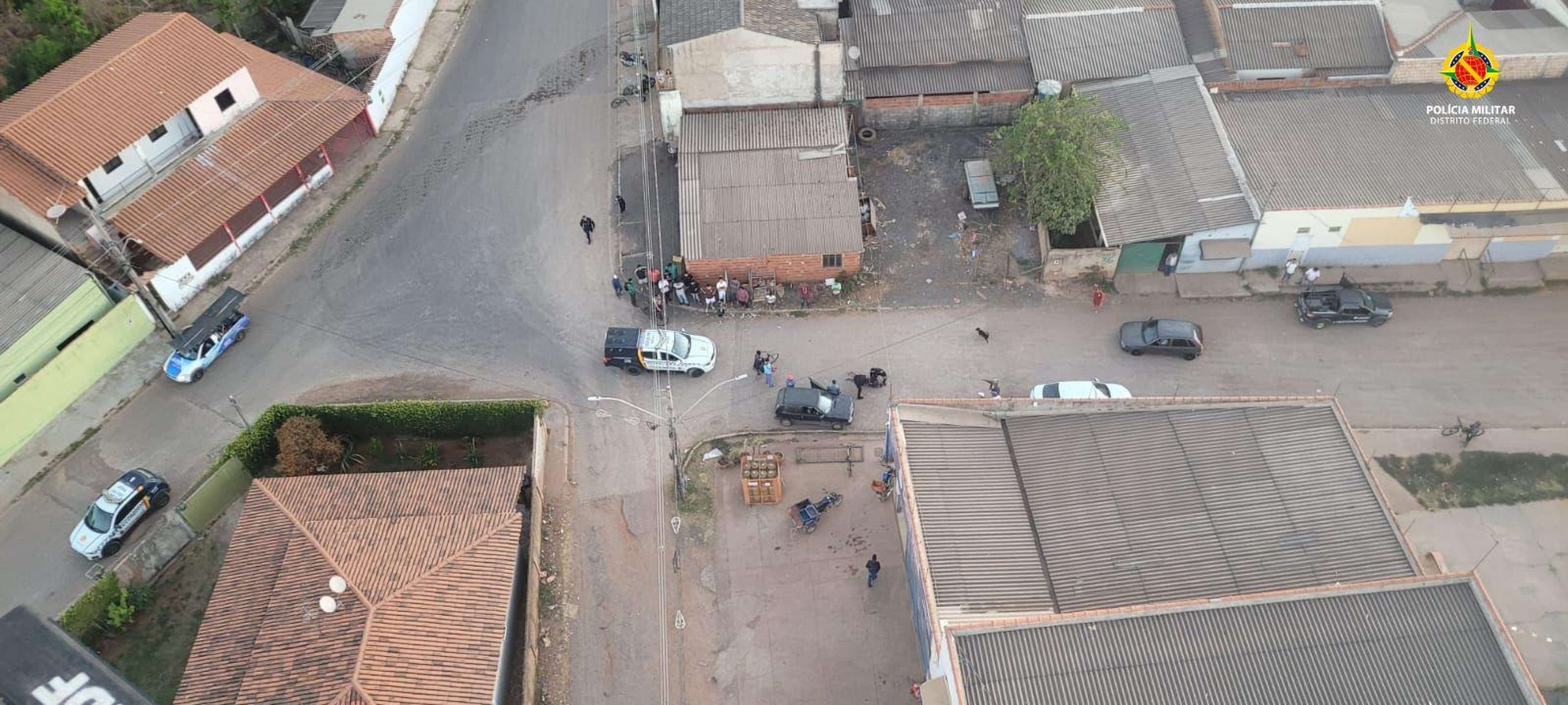 Helicóptero Fênix 02 sobrevoou área em Sobradinho para capturar suspeito de violência doméstica. Na imagem, viaturas da PM em solo 