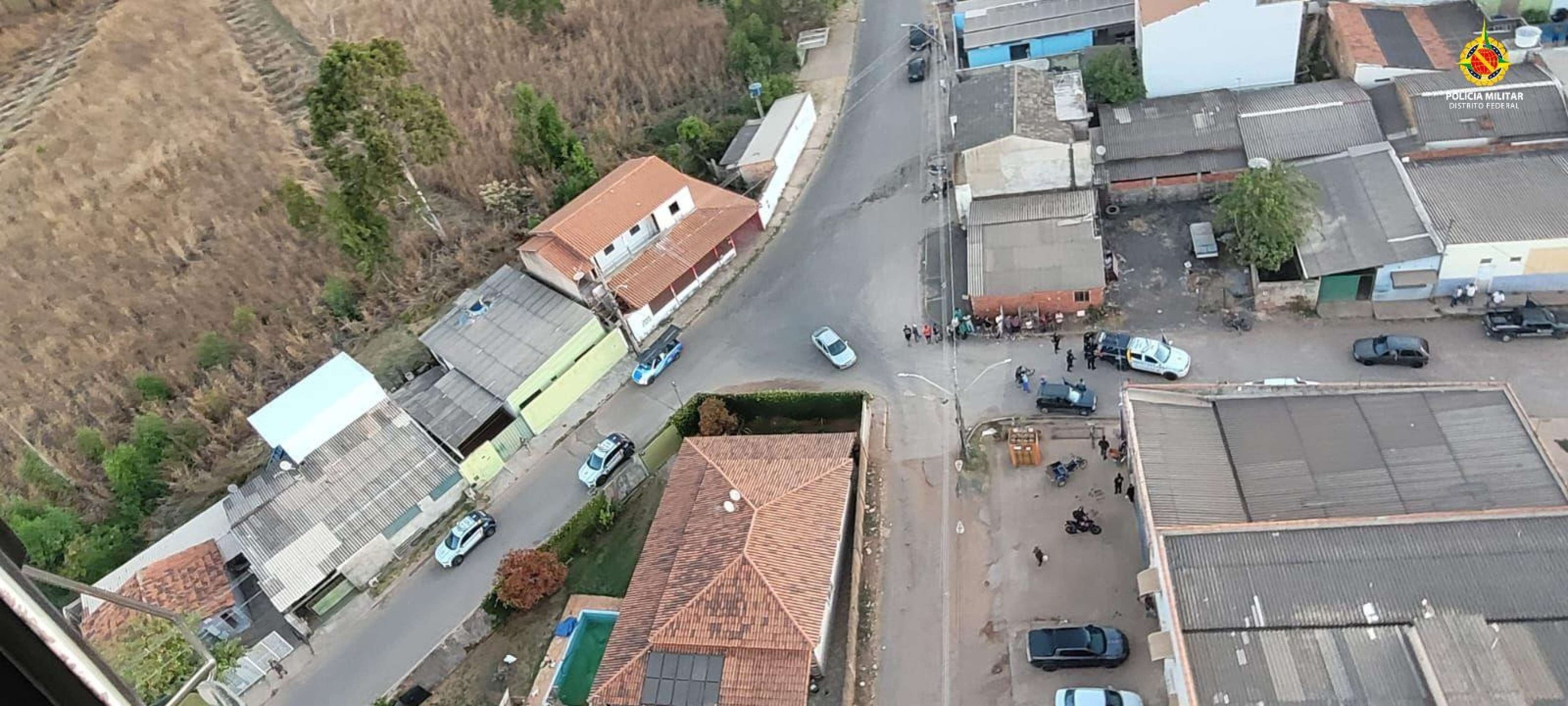 Helicóptero Fênix 02 sobrevoou área em Sobradinho para capturar suspeito de violência doméstica. Na imagem, viaturas da PM em solo 