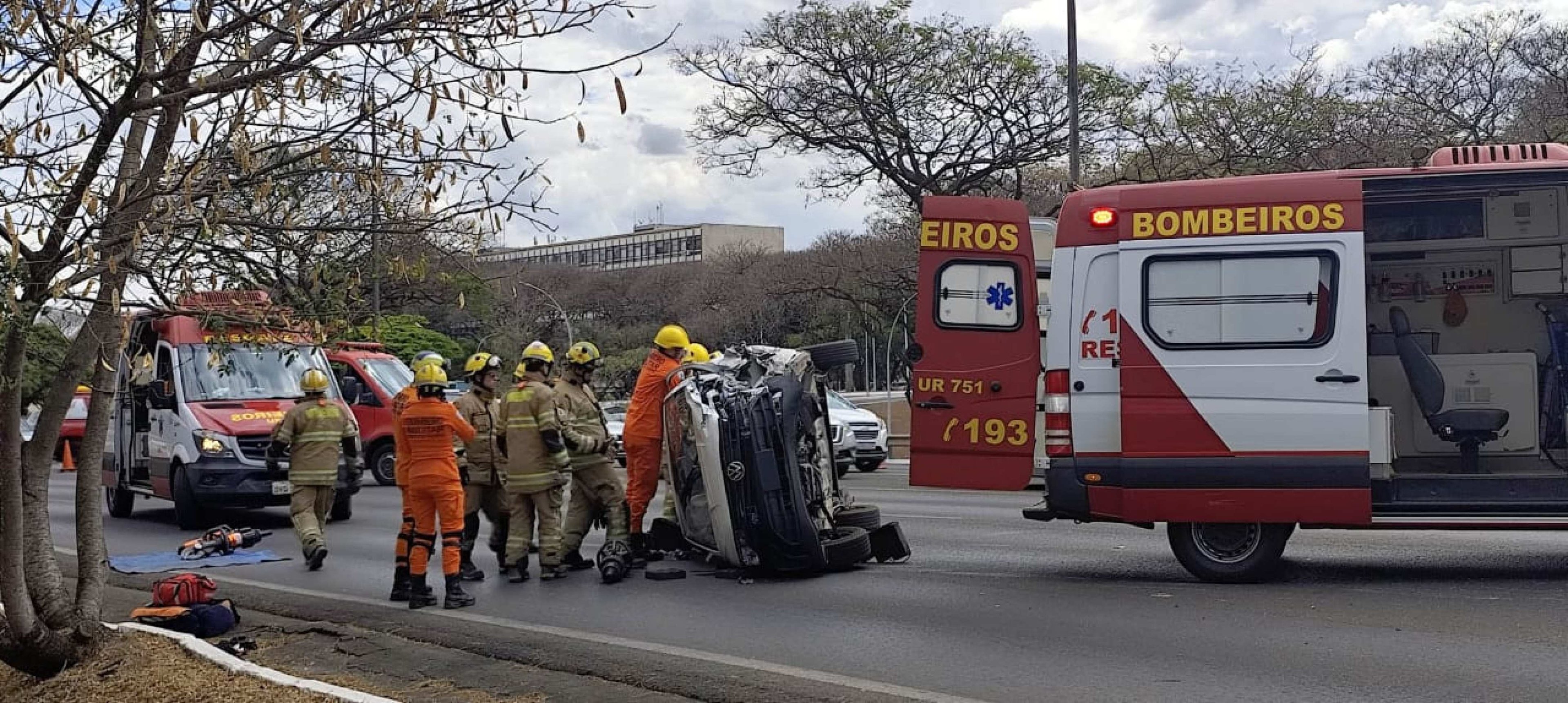 Capotamento no Eixão Sul mobiliza Corpo de Bombeiros