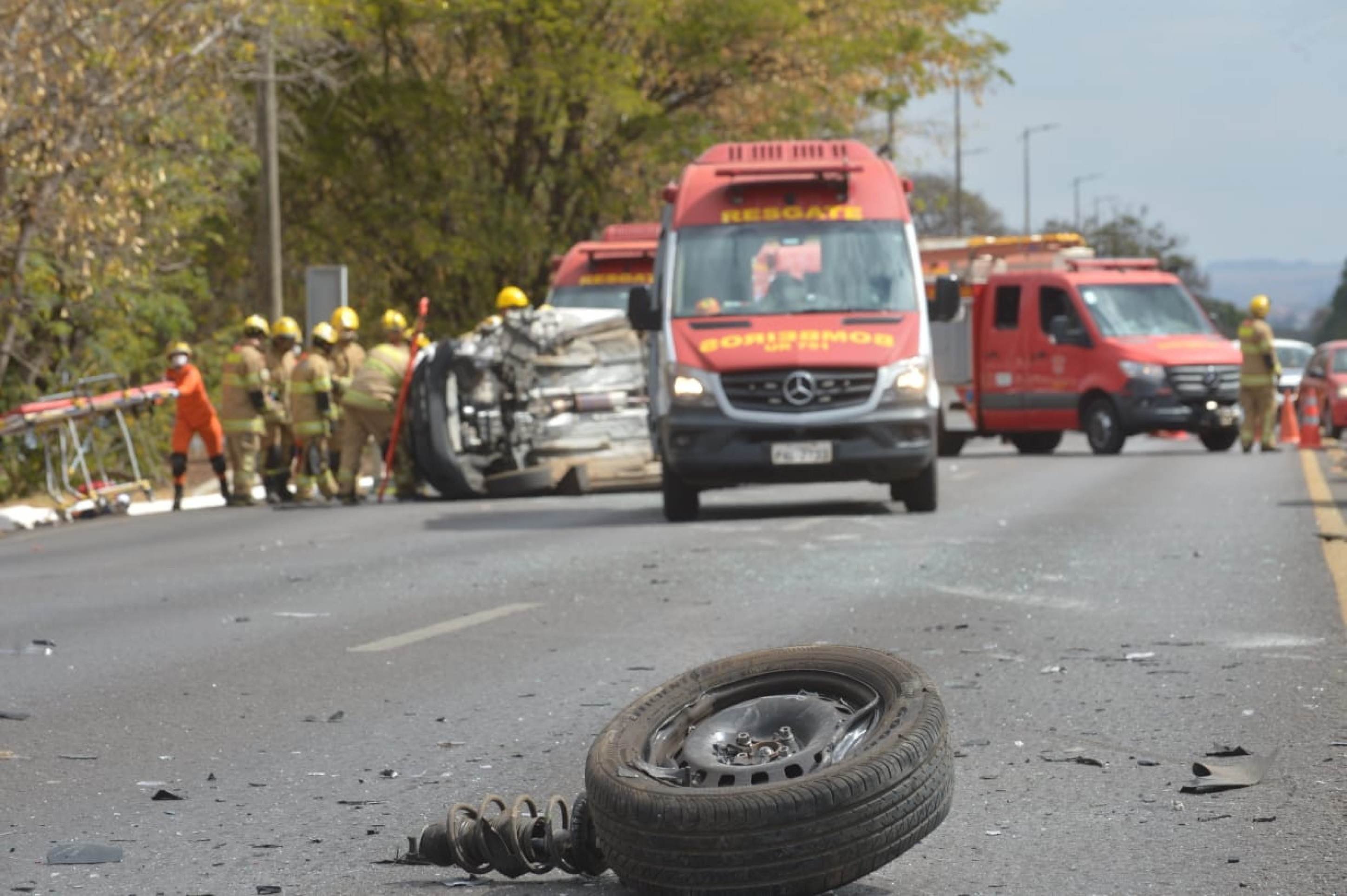 Capotamento no Eixão Sul mobiliza Corpo de Bombeiros