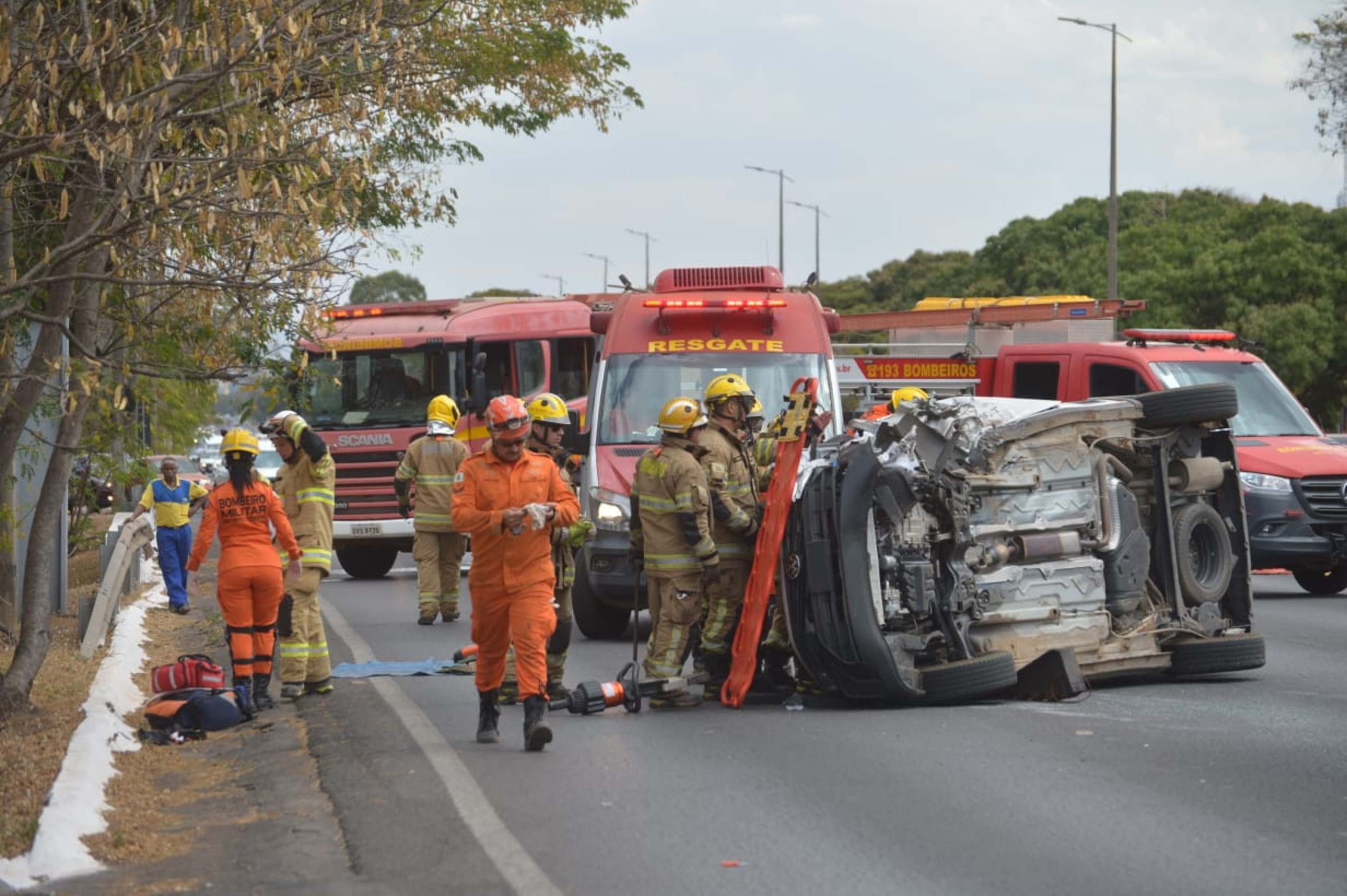 Capotamento no Eixão Sul mobiliza Corpo de Bombeiros