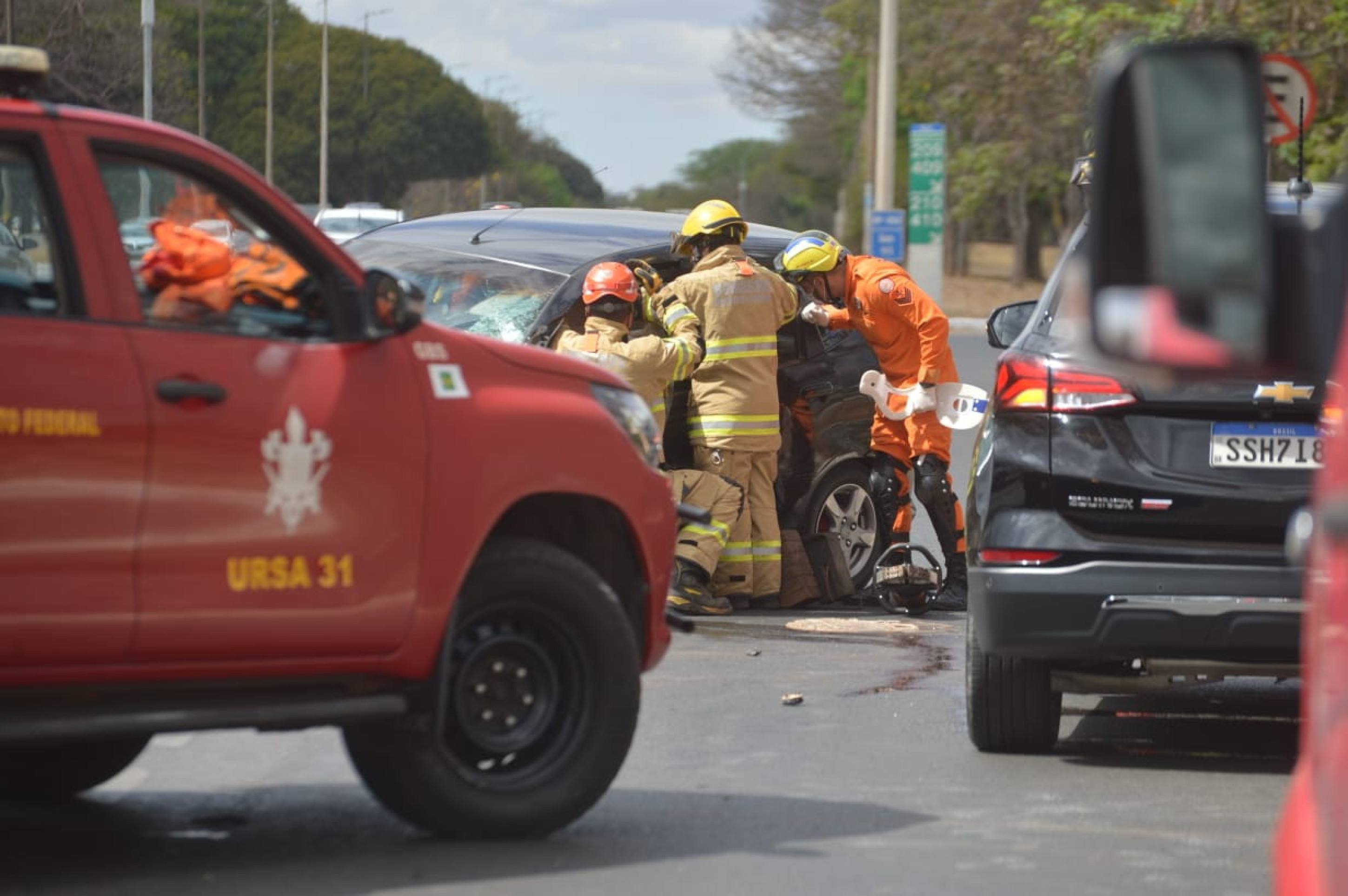 Capotamento no Eixão Sul mobiliza Corpo de Bombeiros