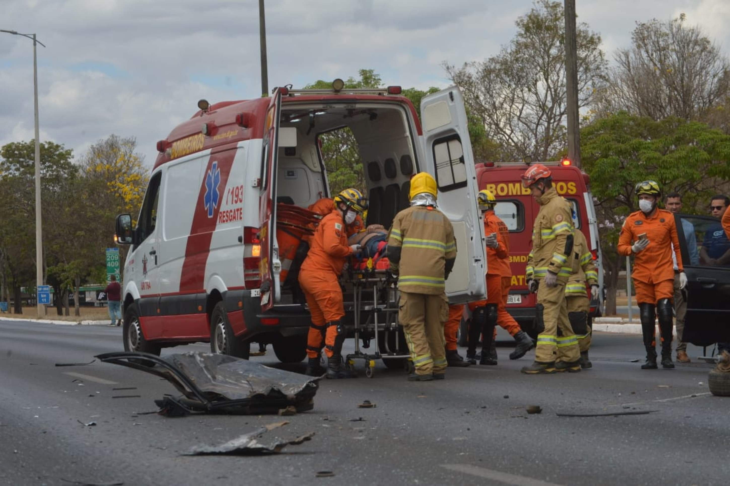 Capotamento no Eixão Sul mobiliza Corpo de Bombeiros