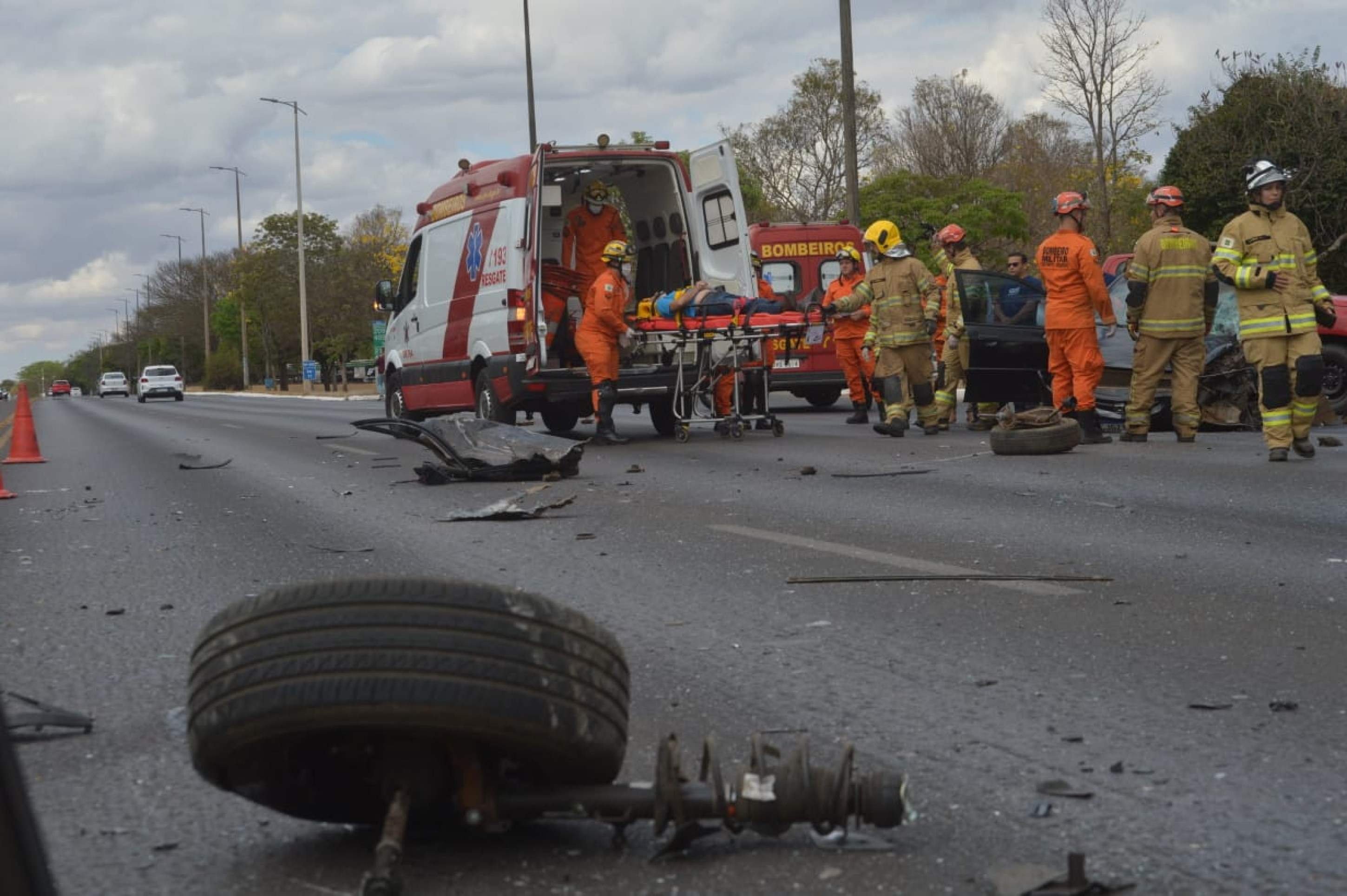 Colisão no Eixão Sul deixa duas pessoas feridas