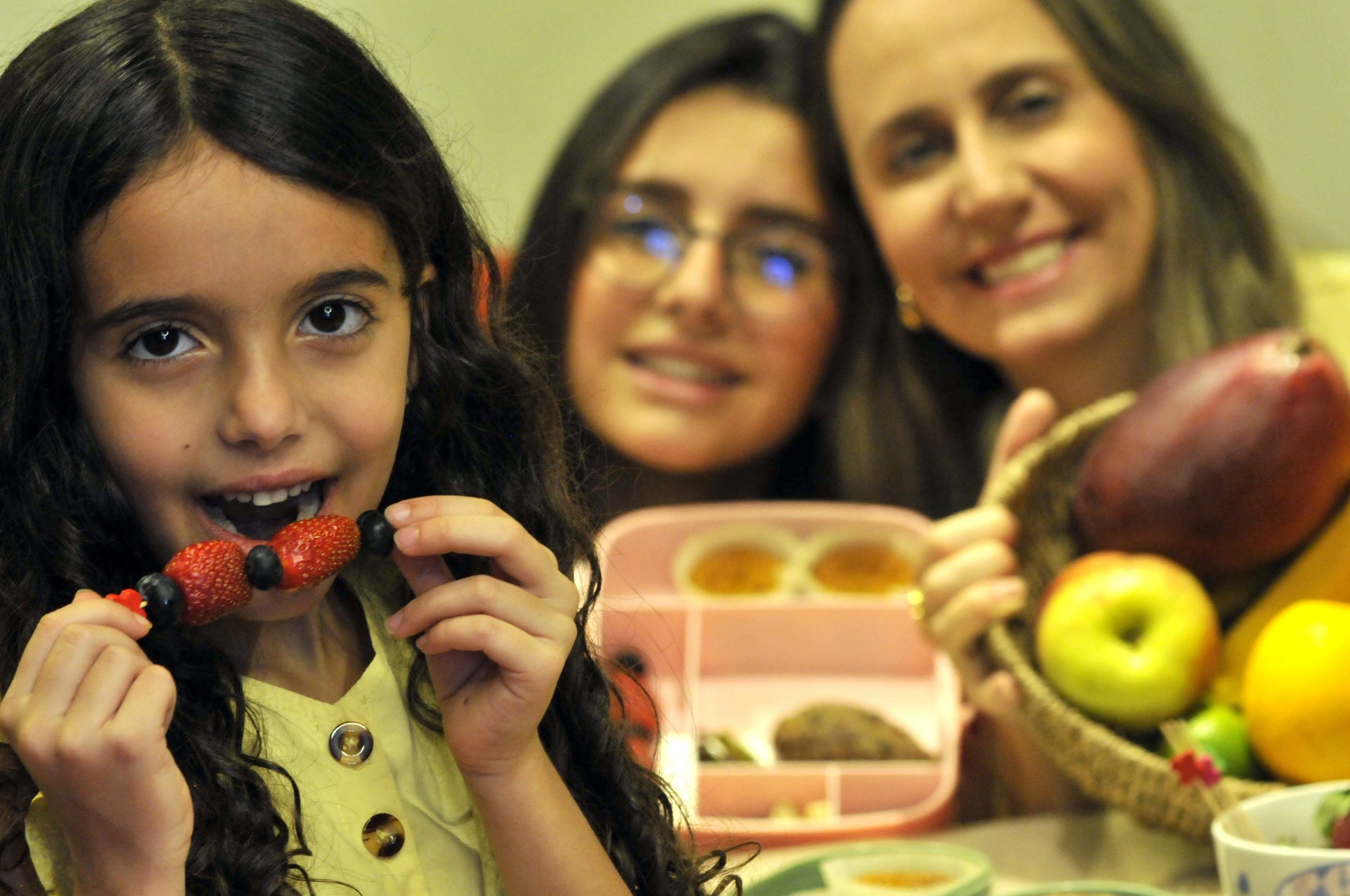  05.09.2025  CARLOS VIEIRA/CB/DA.PRESS - Como montar uma lancheira saudável e atrativa para as crianças. Vanessa Neiva monta lancheiras saudáveis para suas filhas Teresa (menor) e Júlia.