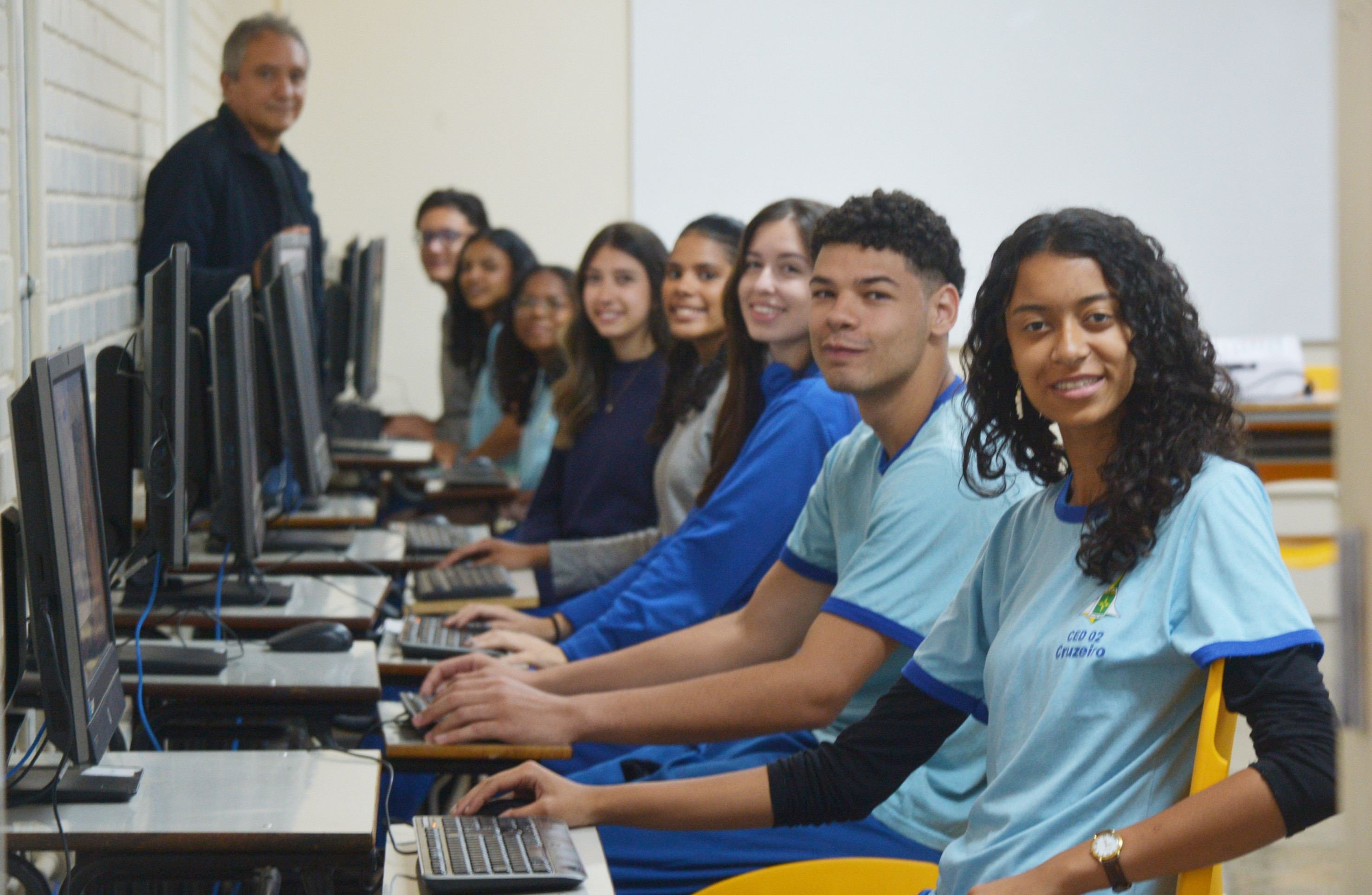 Alunos do CED 02 conseguiram 28 computadores para a unidade