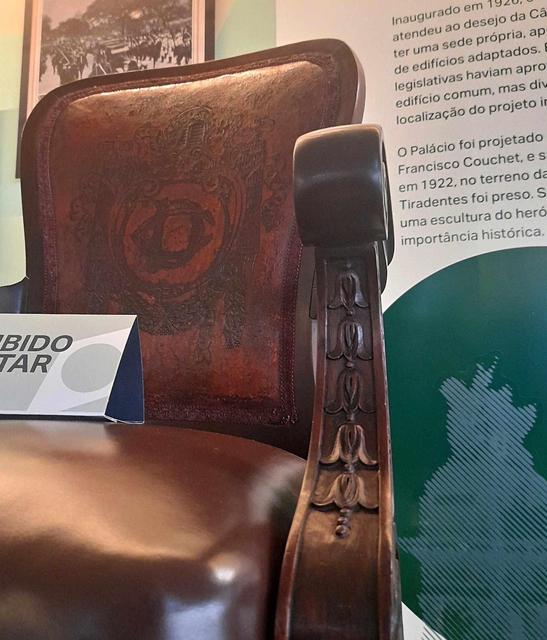 Poltrona em madeira e couro, original do Palácio Tiradentes, com monograma da instituição