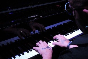 Marcos Farias tocando piano