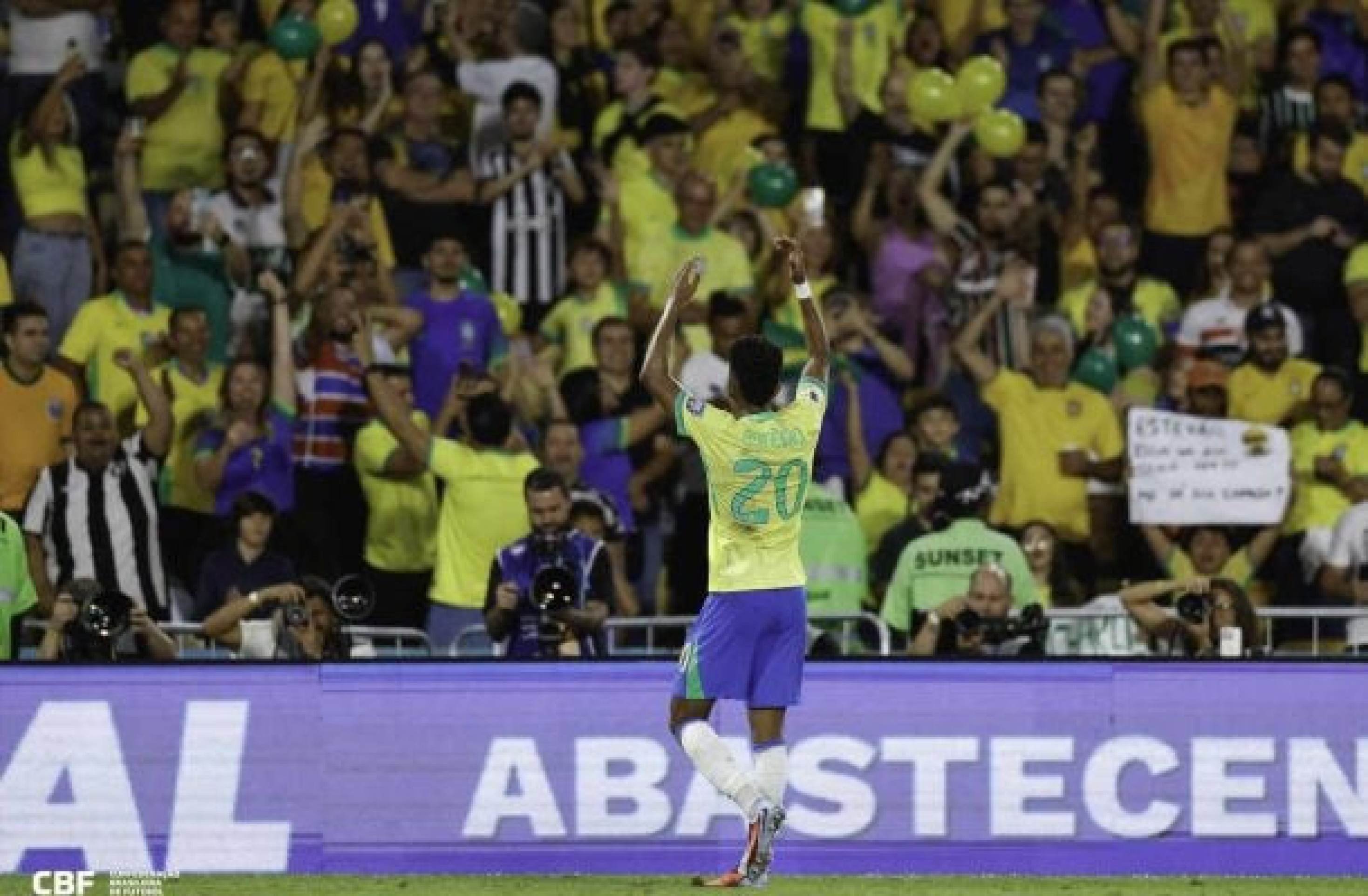 Estêvão celebra primeiro gol com a camisa da Seleção Brasileira