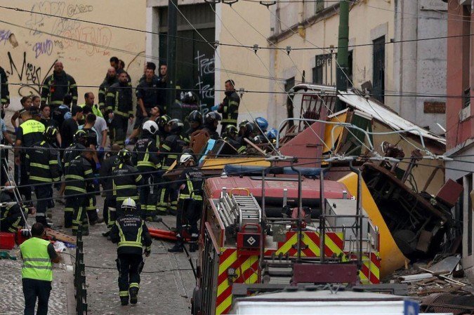 Há dois bondinhos em operação no percurso ligando o Bairro Alto à Praça dos Restauradores - (crédito: BBC) Há dois bondinhos em operação no percurso ligando o Bairro Alto à Praça dos Restauradores - (crédito: BBC)