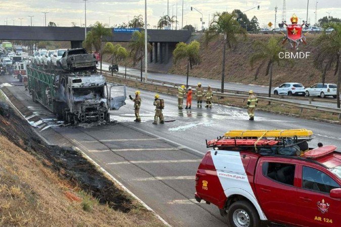Incêndio ocorreu na BR-020, sentido Colorado -  (crédito: CBMDF/Divulgação)