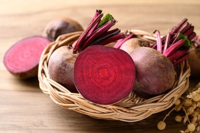 A beterraba é rica em nutrientes essenciais para o organismo e oferece diversos benefícios para a saúde (Imagem: Nungning20 | Shutterstock) - (crédito: EdiCase) A beterraba é rica em nutrientes essenciais para o organismo e oferece diversos benefícios para a saúde (Imagem: Nungning20 | Shutterstock) - (crédito: EdiCase)