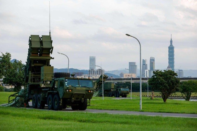 Exercícios de evacuação e resgate de pessoas feridas são feitos anualmente em Taiwan -  (crédito: Ritchie B Tongo/ EPA/Shutterstock)
