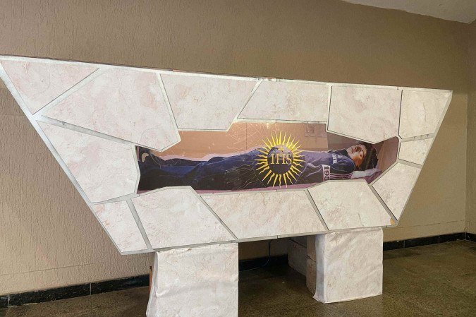 Carlo Acutis morreu em 2006, aos 15 anos, vítima de leucemia. Conhecido por usar a internet para evangelizar, ficou popularmente conhecido como Carlo Acutis morreu em 2006, aos 15 anos, vítima de leucemia. Conhecido por usar a internet para evangelizar, ficou popularmente conhecido como