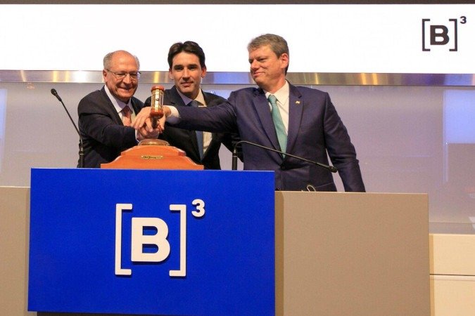 O vice-presidente Alckmin e o governador Tarcísico bateram o martelo do leilão para construção do túnel - (crédito: VALDENIO VIEIRA / SEAUD-PR) O vice-presidente Alckmin e o governador Tarcísico bateram o martelo do leilão para construção do túnel - (crédito: VALDENIO VIEIRA / SEAUD-PR)