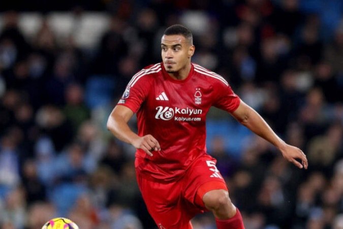  MANCHESTER, ENGLAND - DECEMBER 04:  Nottingham Forest's Murillo during the Premier League match between Manchester City FC and Nottingham Forest FC at Etihad Stadium on December 04, 2024 in Manchester, England. (Photo by Carl Recine/Getty Images)
      Caption  -  (crédito:  Getty Images)